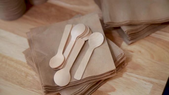 餐巾纸上的木头品尝汤匙