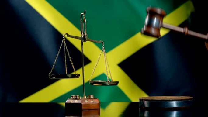 平衡和小木槌与牙买加国旗