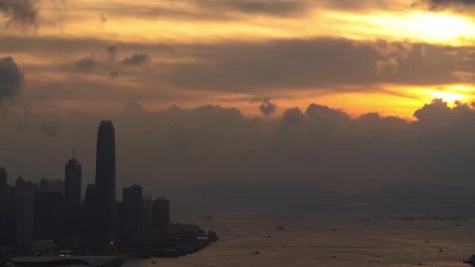 中国香港宝马山日落时，摩天大楼城市景观商业金融大厦塔楼和水上运输物流上移动云的4k延时宽镜头高角度鸟