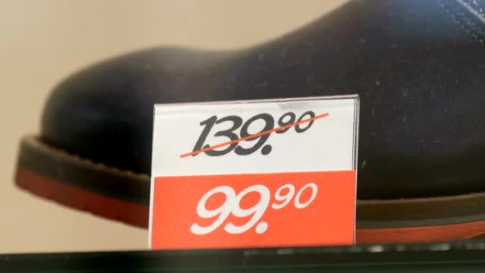 鞋柜商店里昂贵的皮革豪华靴子