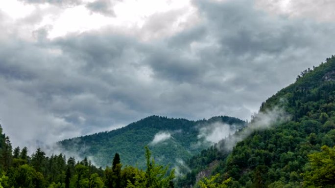 山里雨后的时光，雾气从山上升起，美丽的山景，时光流逝