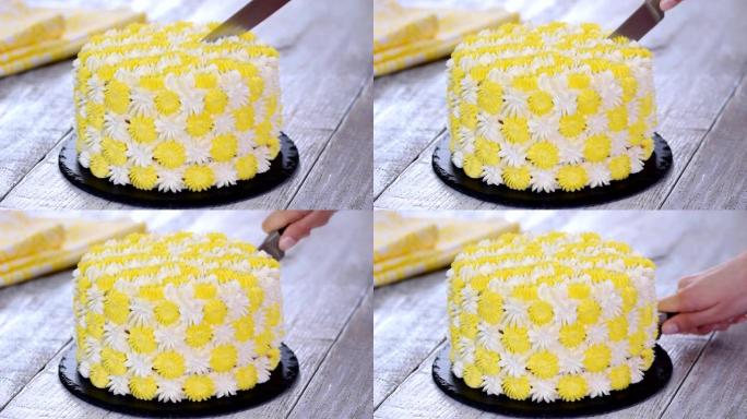 女人手切菠萝假日蛋糕。