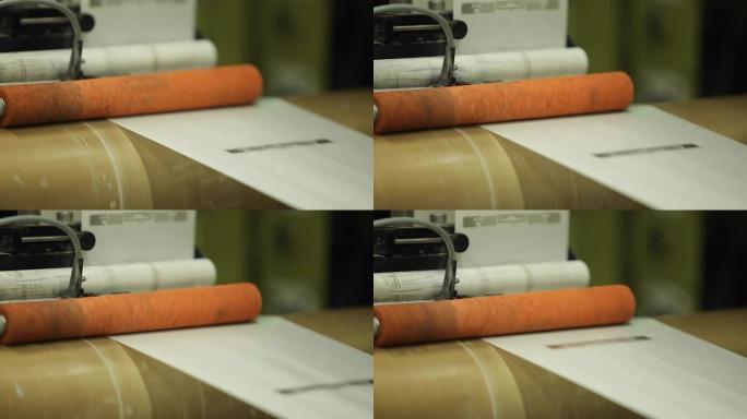 工业工厂高速贴标机橙色标签印刷卷，制造产品标签。软包装。特写宏观。