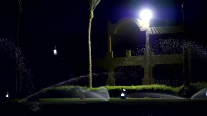 晚上用特殊的浇水系统给草坪浇水