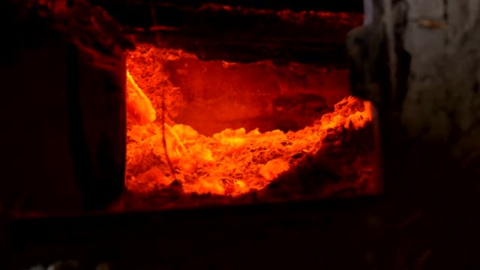 旧炉子里的热煤
