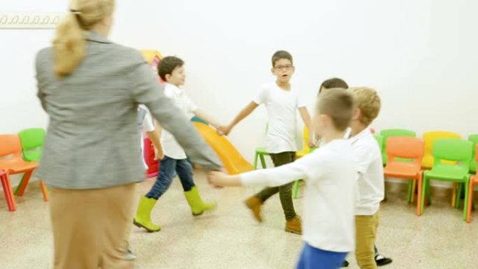 与老师一起跳舞的孩子