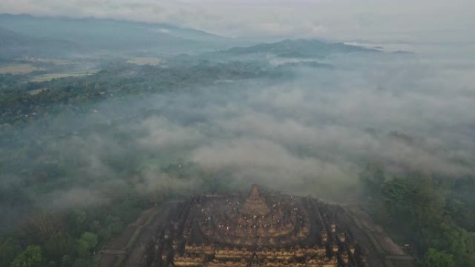雾中日出时婆罗浮屠寺的风景鸟瞰图