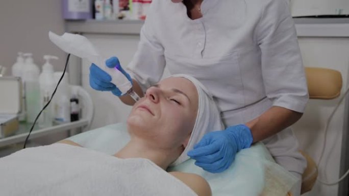 专业美容师在美容诊所执行DermaPen程序