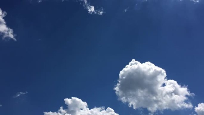 蓝天背景的美丽云彩。有云的天空天气自然云蓝色。蓝天，云彩和阳光。