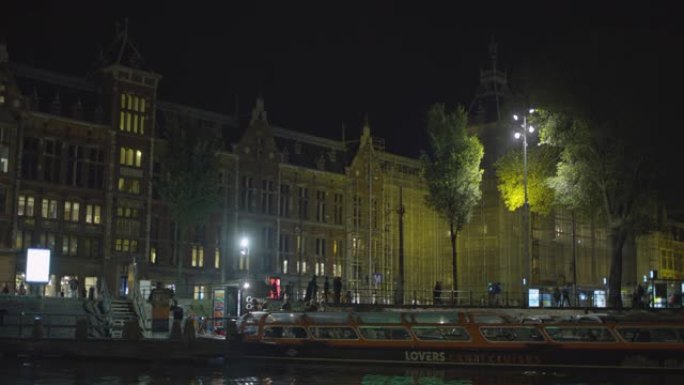 夜间的建筑物和观光船