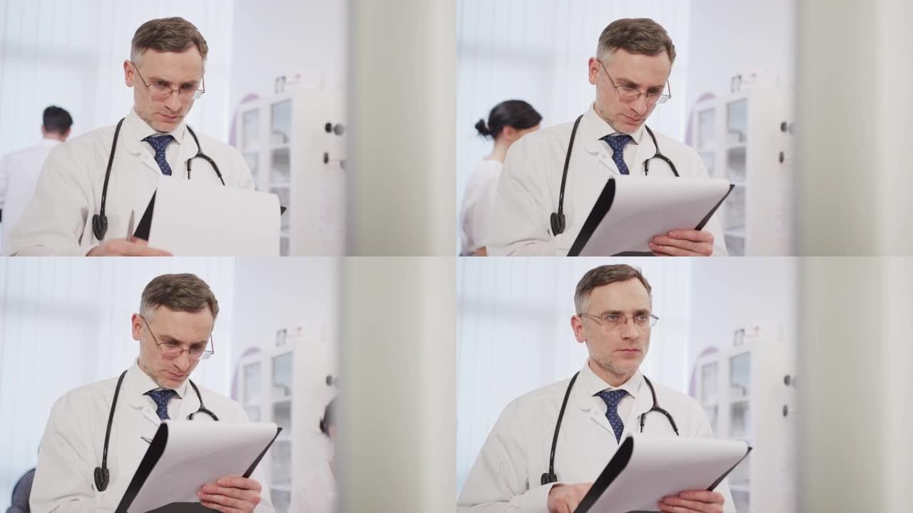 医生在看病人档案