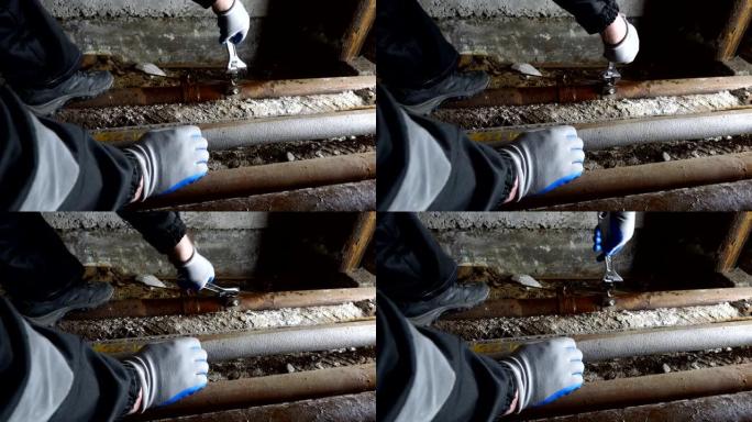 水管工修理漏水的水暖管道安装地下室的管道修理夹具