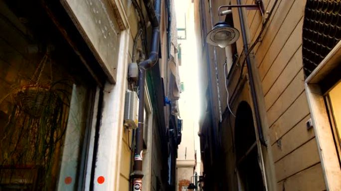 在热那亚市中心的小巷，典型的狭窄街道，从下面望向天空