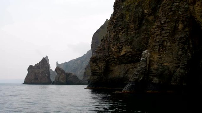 沿着古老火山的岩石乘船游览。