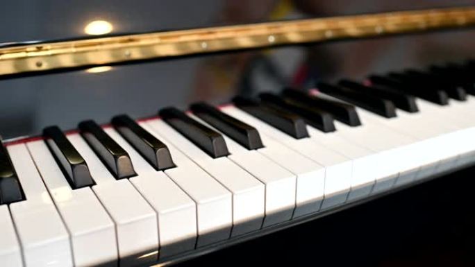复古钢琴键盘乐器发光