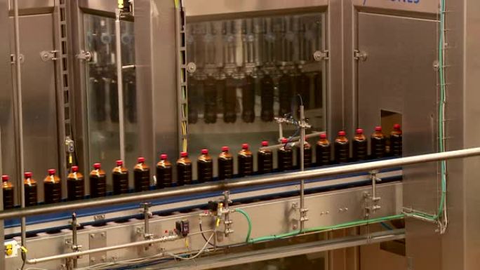 啤酒厂的输送机，用于生产kvass柠檬水和啤酒饮料