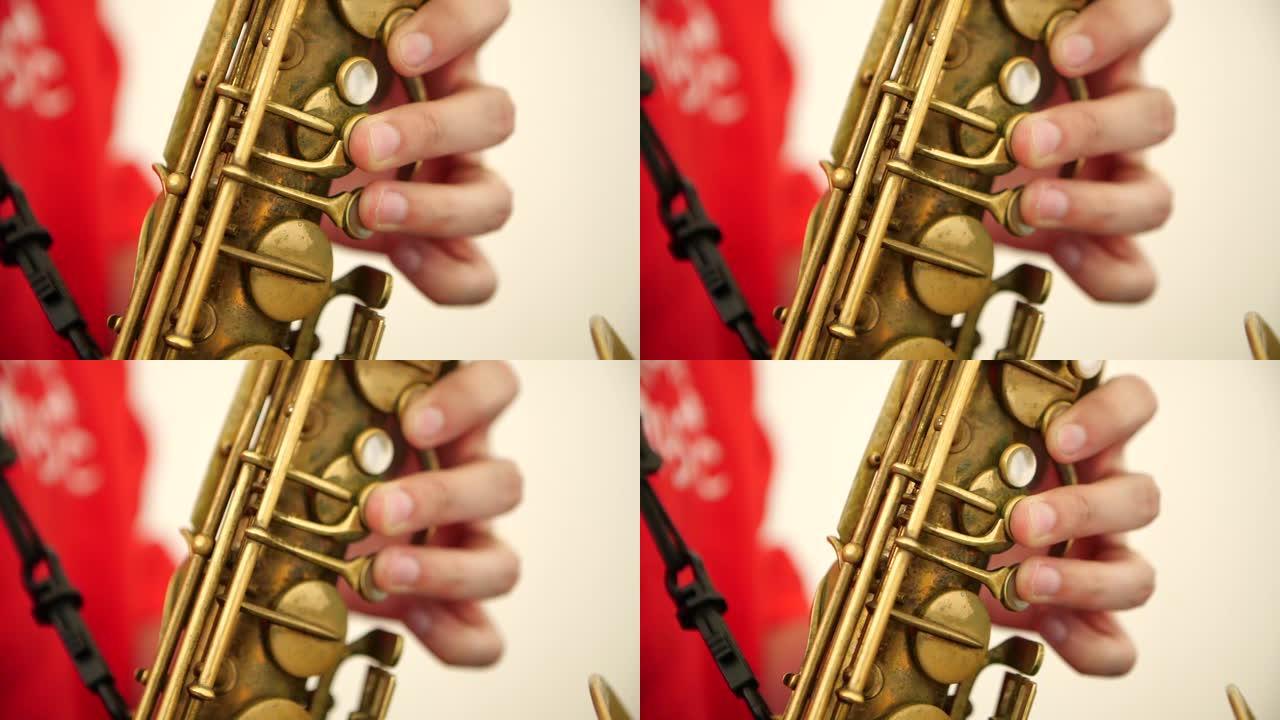 一个男人的手指在一个音乐团体中按下萨克斯管键