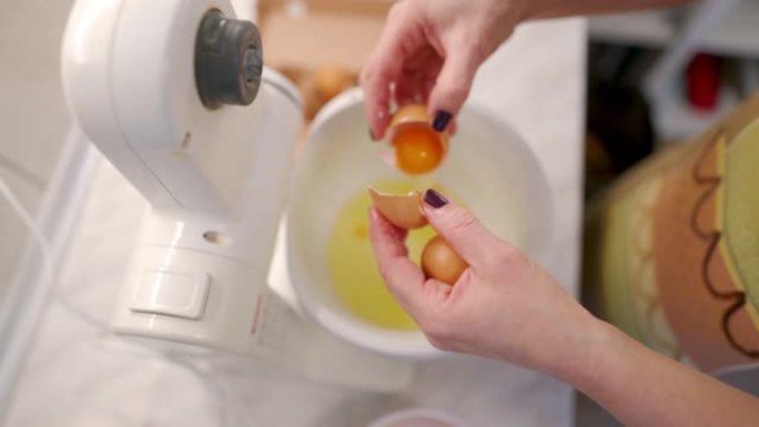 裂解鸡蛋并添加到搅拌机中