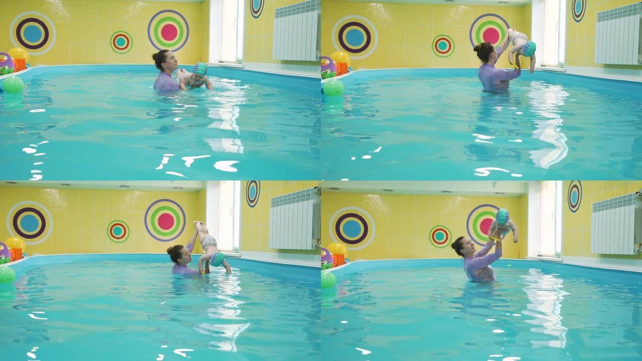 婴儿与教练一起做水上运动