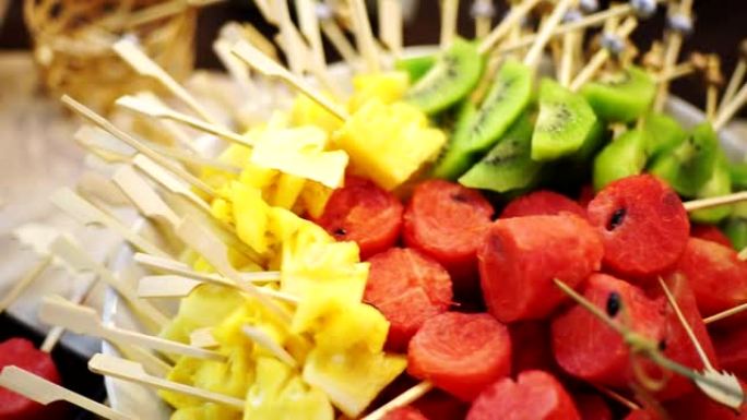 自助餐由各种水果小吃串在烤串上作为自助自助餐桌。