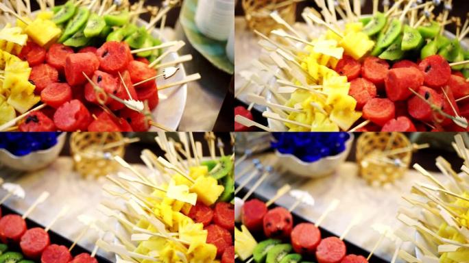 自助餐由各种水果小吃串在烤串上作为自助自助餐桌。