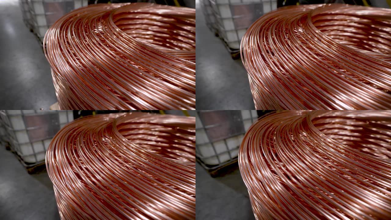 铜棒。粗铜线盘绕成一个巨大的线轴。铜是各地使用的稀有金属之一