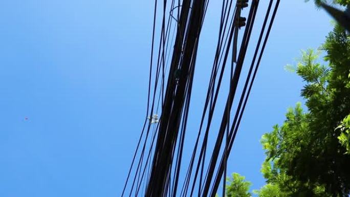 电线杆上的电源线，在蓝天下高度危险