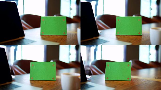 木桌上模拟绿色招牌帐篷卡菜单