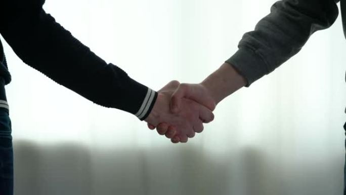 两个人握手
