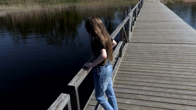 小女孩在浮桥上享受大自然