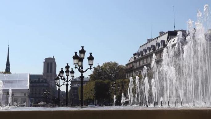 酒店de Ville或巴黎市政厅，在阳光明媚的夏日午后，巴黎蓝天，配有带旧路灯柱的喷泉水。背景中的巴