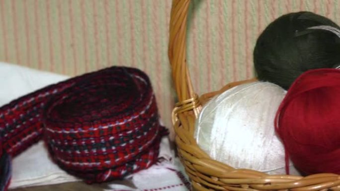 传统的斯拉夫编织腰带或饰边。皮带上有反复出现的装饰品。手工编织腰带。来自乡村的传统模式。