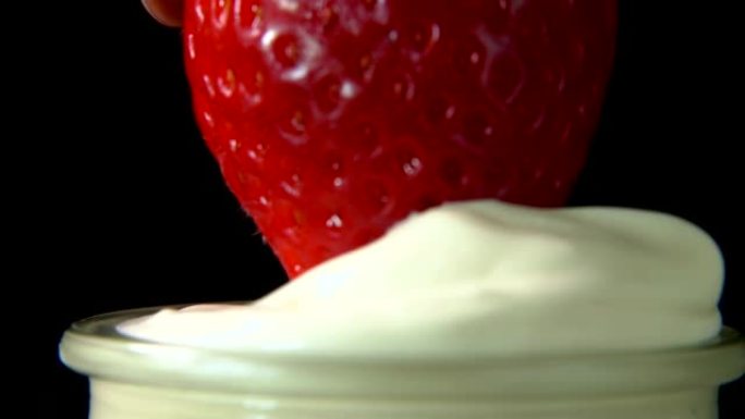 草莓蘸有鲜奶油的罐子