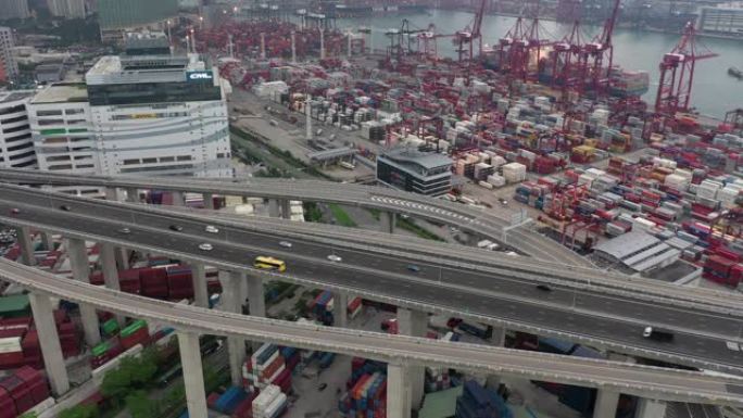 香港货柜码头及昂船洲桥的Traffice车及集装箱船场的空中无人机电影