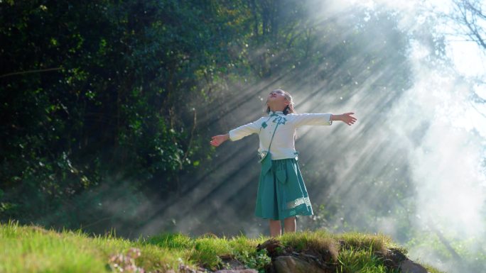 小女孩山林中奔跑呼吸新鲜空气阳光洒满草地