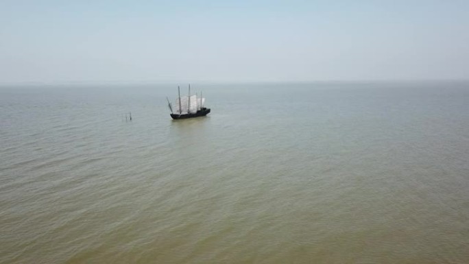 中国江苏省无锡市一个湖泊中的五桅帆船