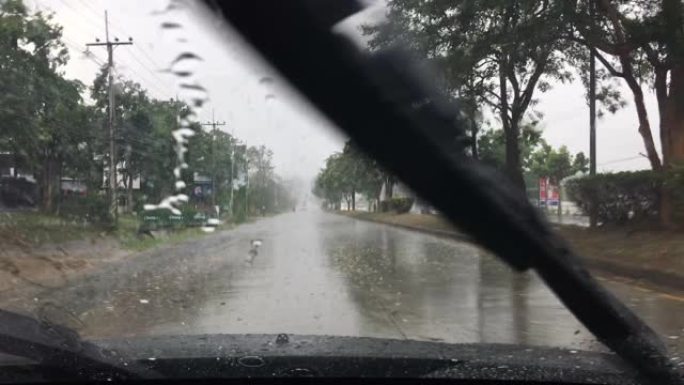 汽车司机在下雨的时候跑进了隧道。