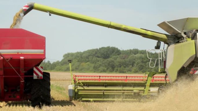 麦田收割结合拖拉机农机技术粮食改良作物耕作概念。普洛雷斯，慢动作