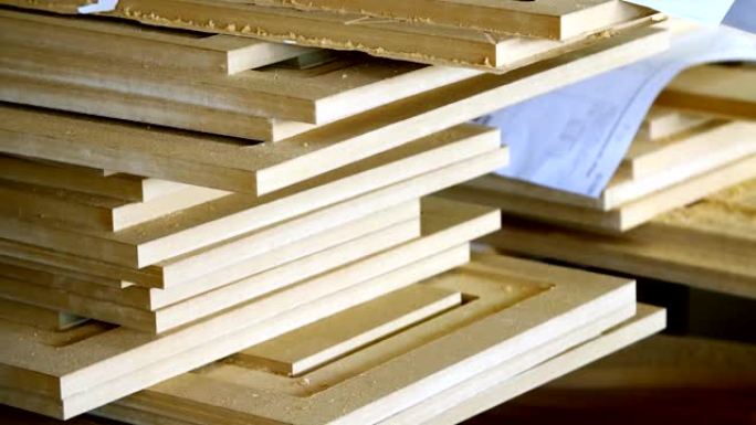特写。木制中密度纤维板细节。家具厂。家具外墙的制造。木制家具制造工艺