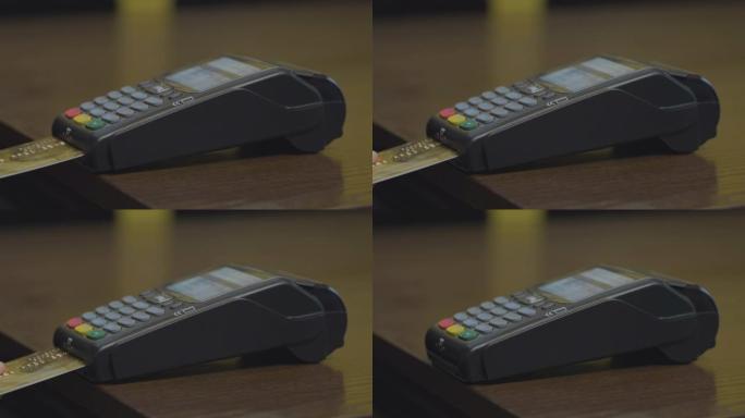 信用卡机芯片和个人识别码由一个人输入。放大了手的细节，没有显示任何面孔。在4k，实时。用于消费者消费