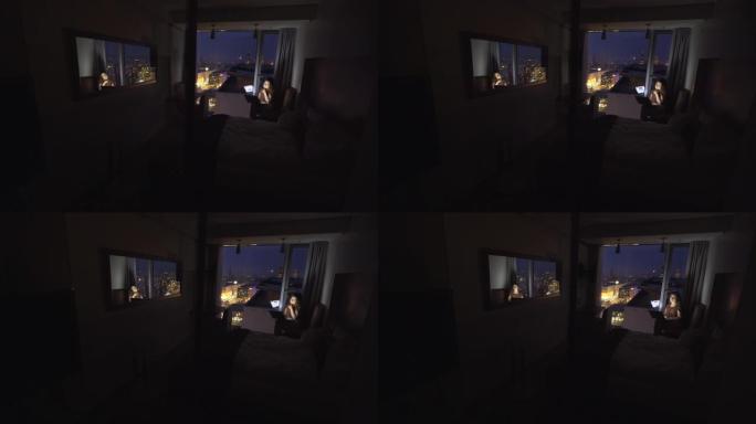 在暮光之城窗台上的笔记本电脑上工作的女人