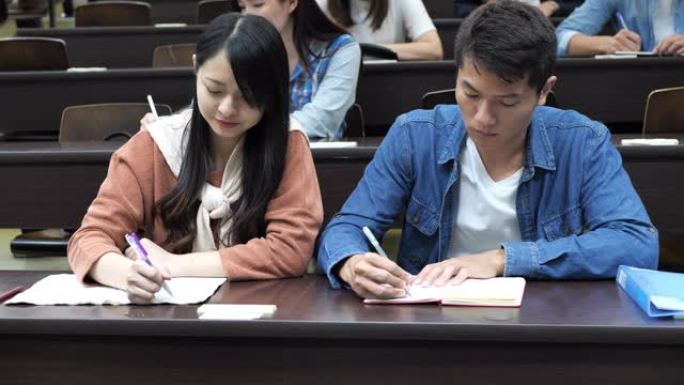 中国学生在大学考试。