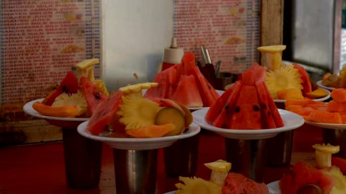 街头食品-在印度孟买街头出售的菜肴上切水果