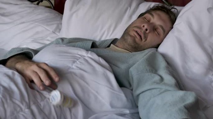 男子躺在床上昏迷不醒，掉了一个药瓶