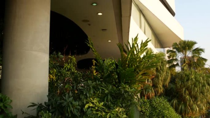 绿色环保理念的商场设计。露台上的露天空中花园。未来主义生态建筑。现代城市