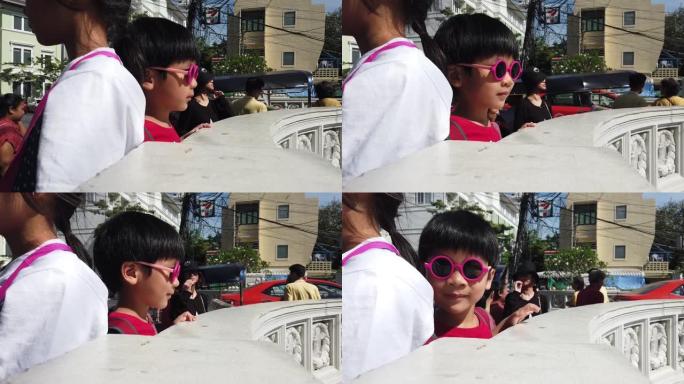 小男孩暑假戴粉红色墨镜