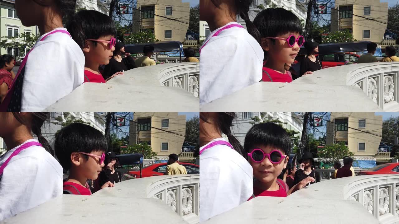 小男孩暑假戴粉红色墨镜