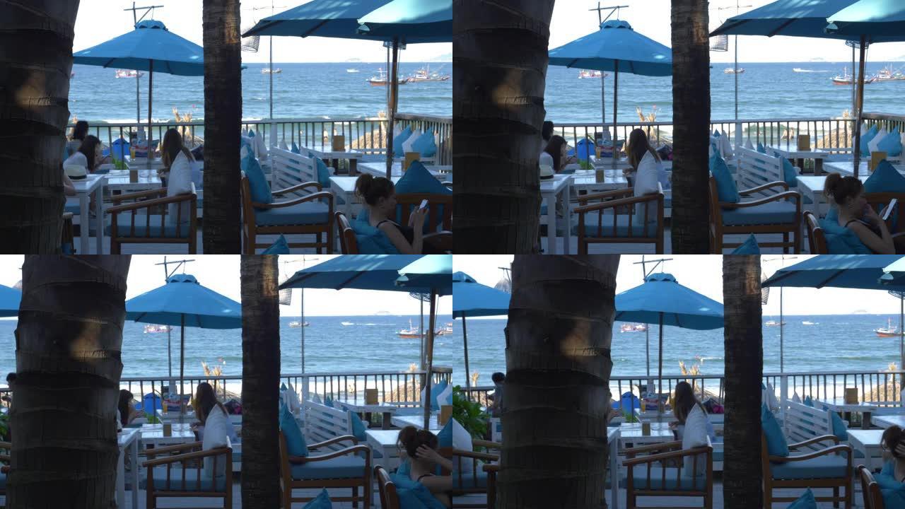 慢动作的人在海滩酒吧喝一杯