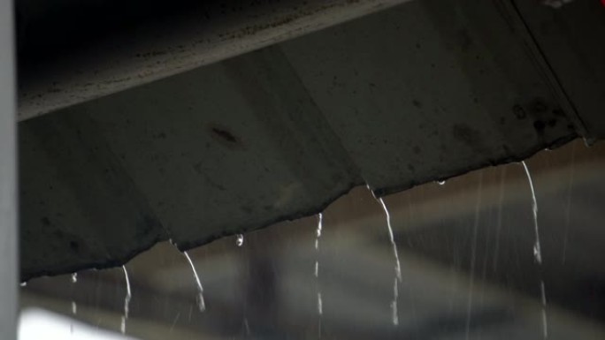 慢动作: 屋顶上的雨滴