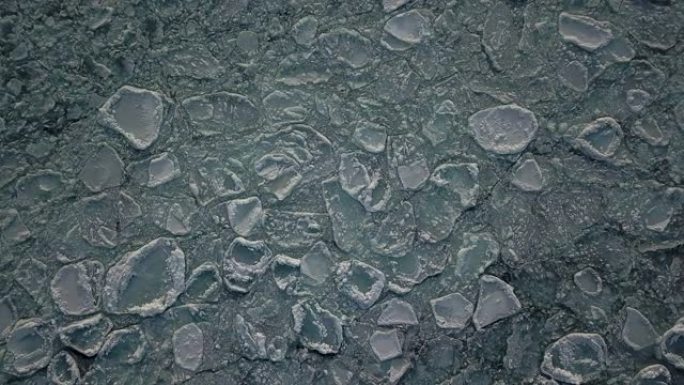 苏必利尔湖周围的冰冻冰晃动